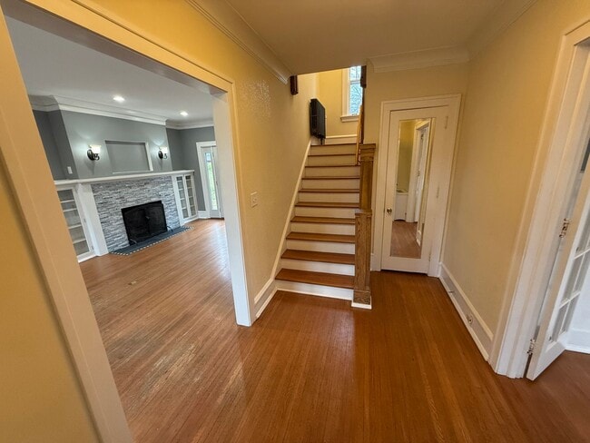 Building Photo - 4 bedroom, 2bath