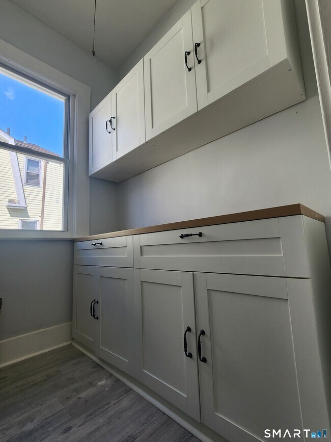 Building Photo - 458 Hillside Ave