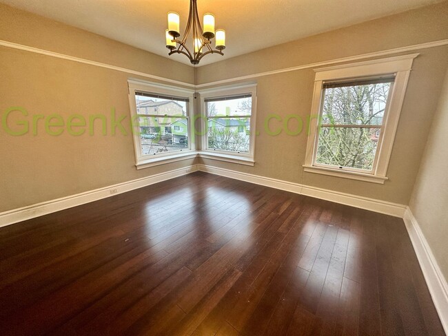 Building Photo - Beautiful Top Floor of Duplex in SW Portland