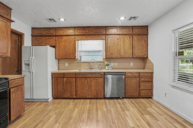 Building Photo - 207 E Juniper Ln