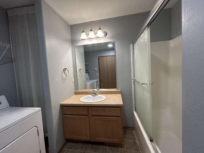 Building Photo - 2 Bed / 1 Bath Upstairs Condo with Garage. Convenient location. MOVE IN SPECIAL!