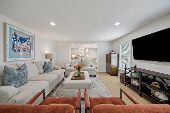 Building Photo - 1410 E 32nd 1/2 St