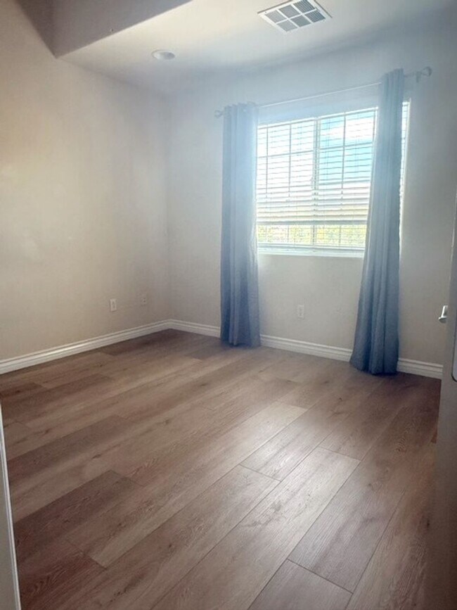 Building Photo - Summerlin Beauty! Gated. Newly installed f...