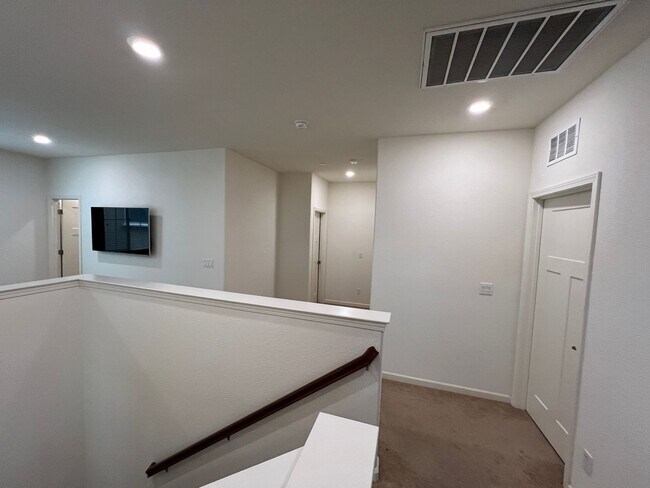 Building Photo - Gorgeous 4 Bedroom Broadstone Home!