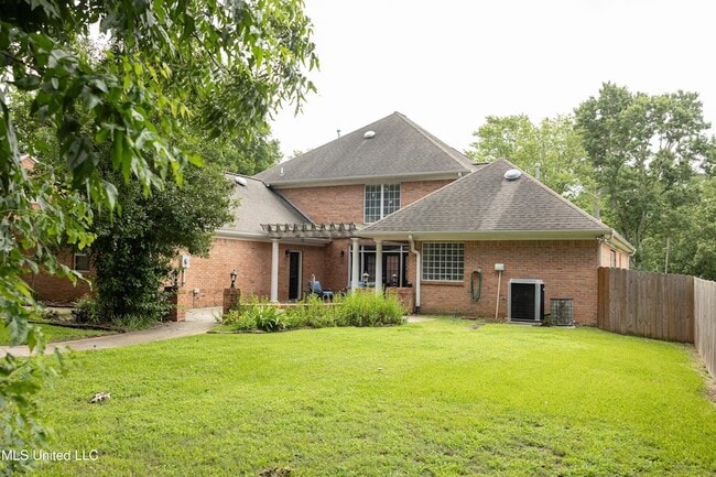 Building Photo - 110 Little John Ln