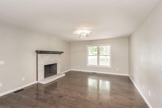 Building Photo - 6 bed/3 1/2 bath.  Pet Friendly