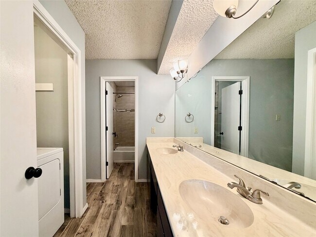 Building Photo - 1223 Dallas Dr