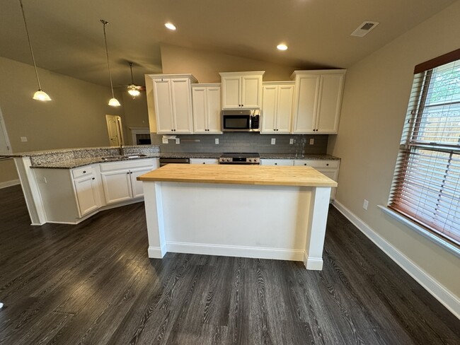 Building Photo - 2467 Bell Manor Dr SW