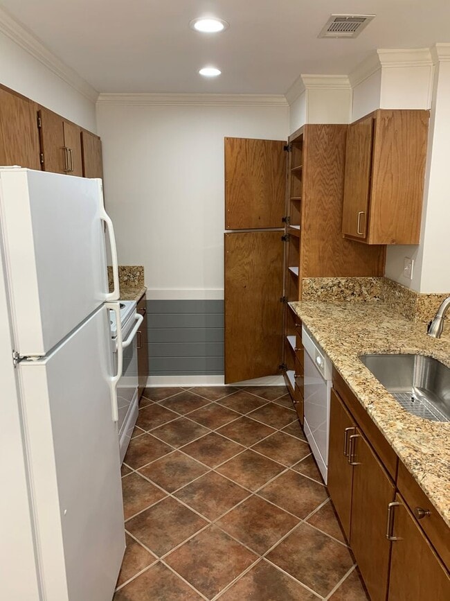Building Photo - 2 Bedroom / 2 Bath Condo- ALL UTILITIES IN...