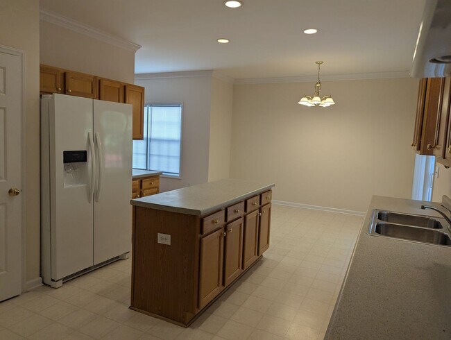 Building Photo - Spacious 4-Bedroom, 3-Bath Home in Parkside!