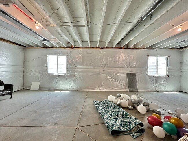 Building Photo - 4 Bed 3 Bath Available August 1st in Windsor!!!