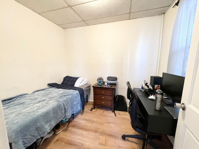 Building Photo - Spacious 3 Bed in Mission Hill – Student Friendly | Laundry in Building