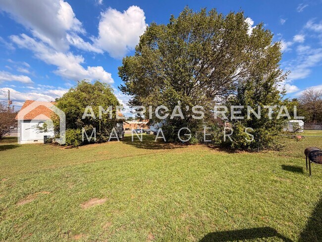 Building Photo - Modern 3BR/2BA – Easy Commute to Downtown!