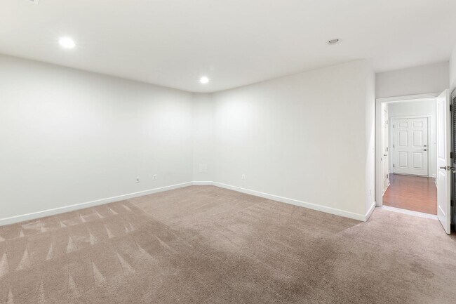 Building Photo - 2410 Winthrop Dr