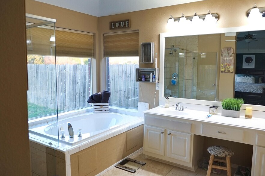 Primary Bath - 4622 Forest Home Dr