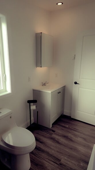 Bathroom - 806 N Ann St