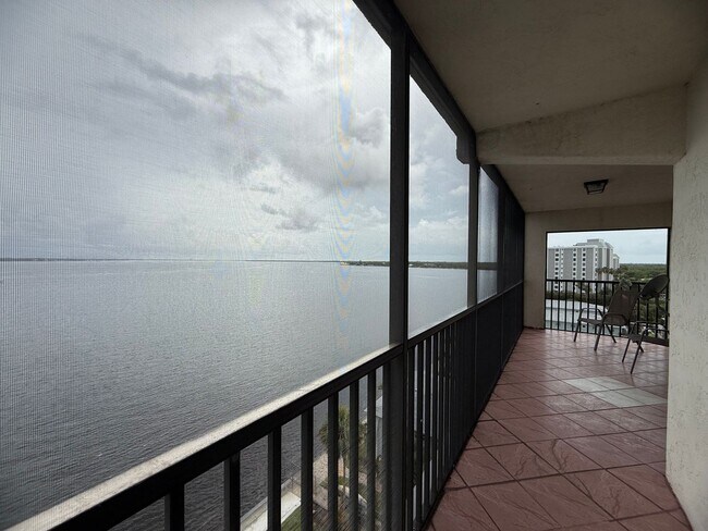 Building Photo - Stunning 8th floor Riverfront Condo