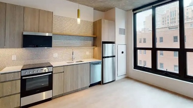 Building Photo - 809 N Wells St