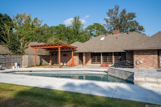 Building Photo - 3736 Sessions Dr
