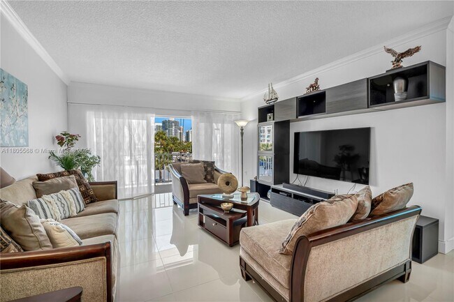 Building Photo - 500 Bayview Dr