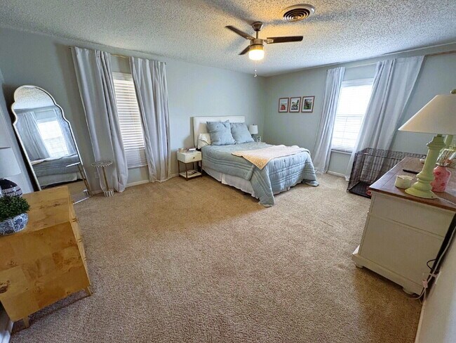 Building Photo - Stunning Three Bedroom Home Located Near R...