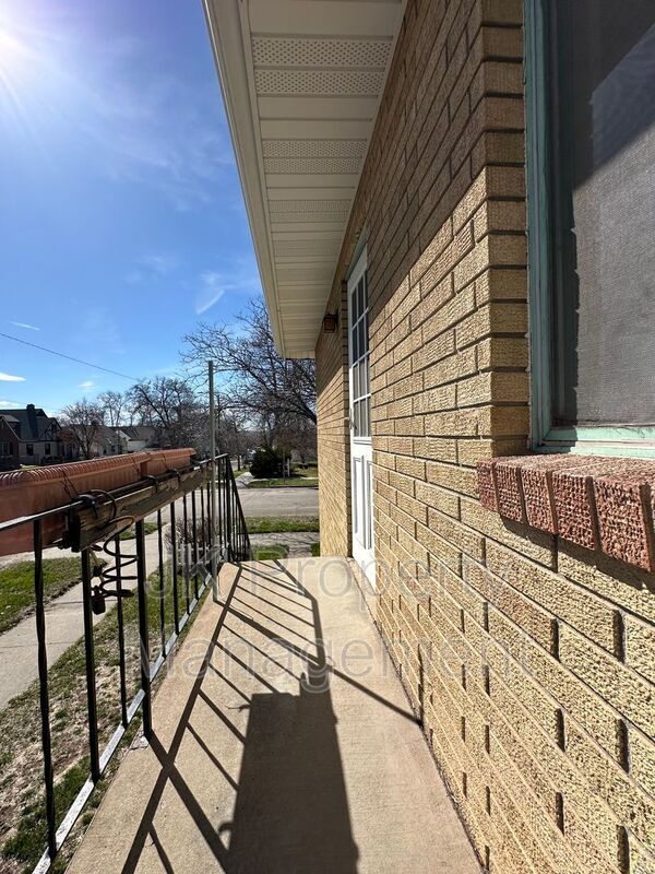 Building Photo - 23 11th St S