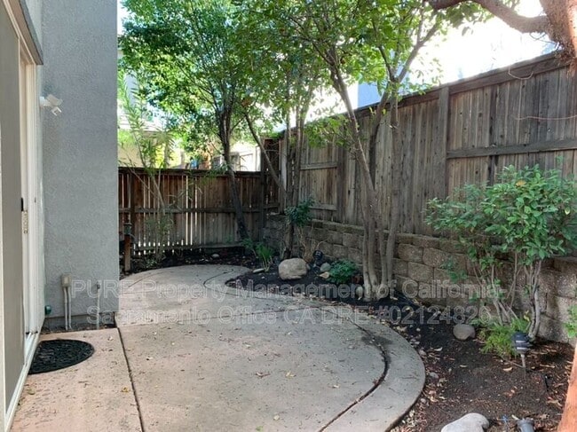 Building Photo - 140 Vento Ct