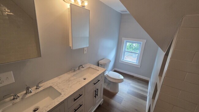 Building Photo - Exquisite 4 bed 3 bath with Air Conditioning