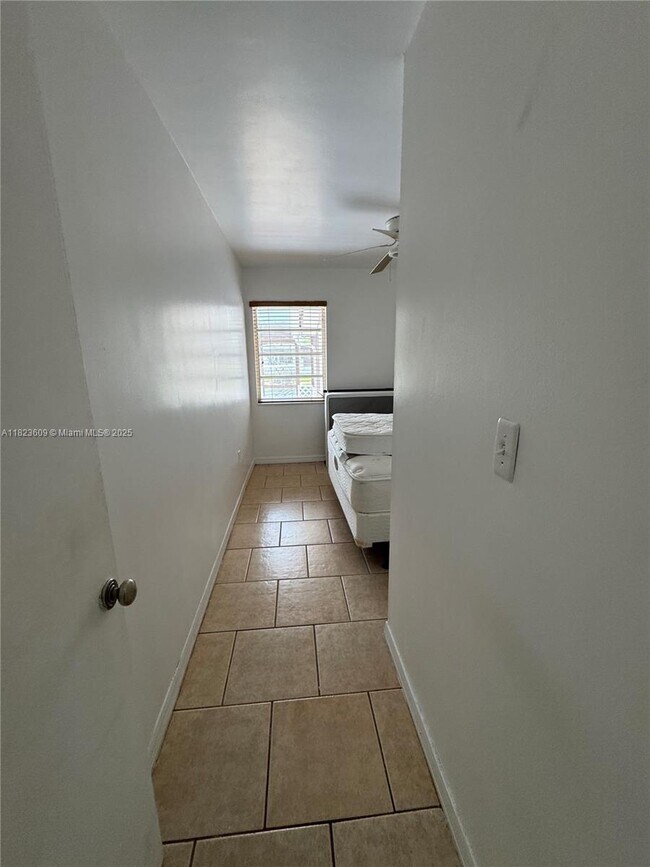Building Photo - 13846 Kendale Lakes Dr