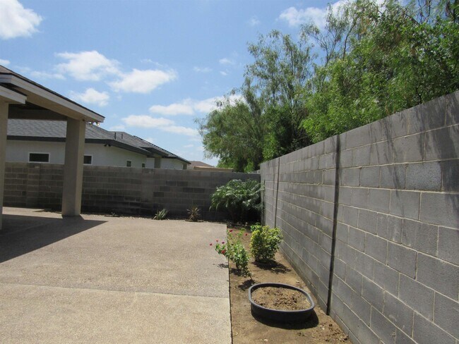 Building Photo - 2419 Messi St