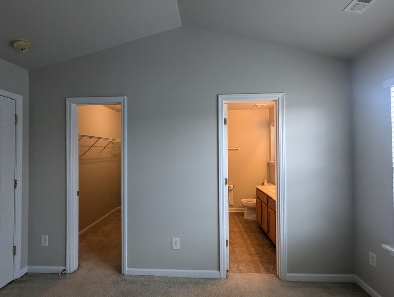 Building Photo - Room in Townhome on Derryrush Ave