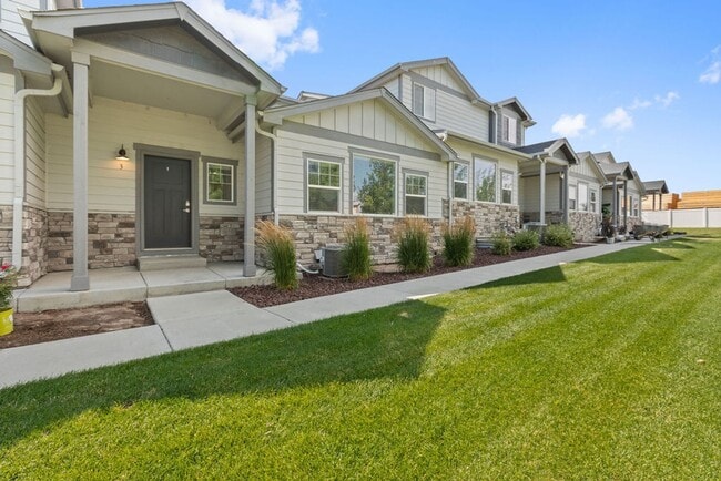 Building Photo - 290 E Chestnut St