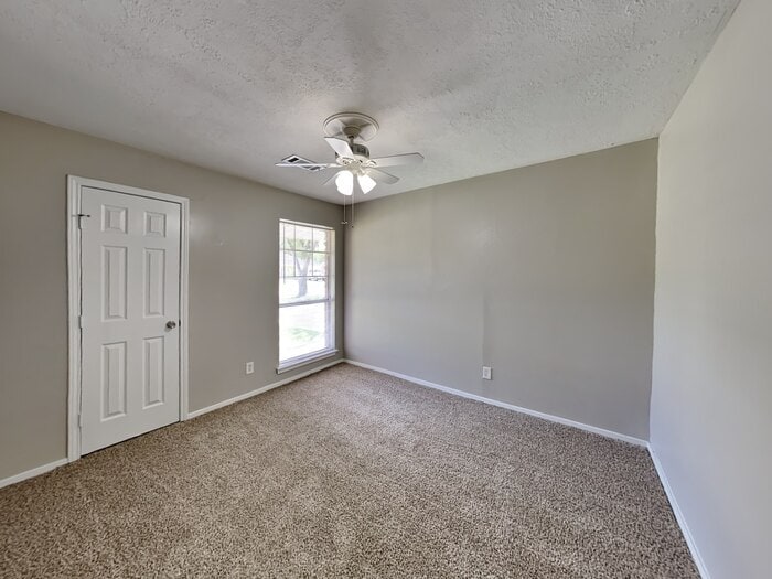 Building Photo - 809 Lochmoor Ln