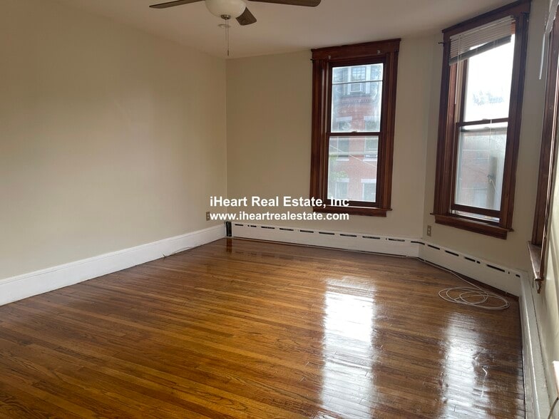 Building Photo - 338 K St