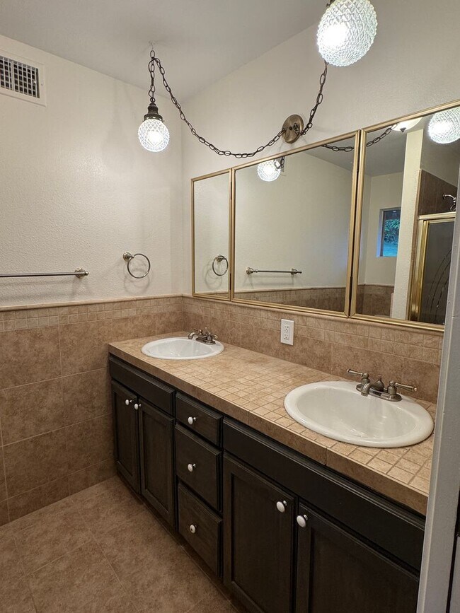 Building Photo - El Cajon Rancho Estate