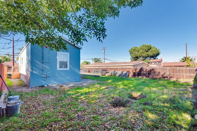 Building Photo - 15914 Dauchy Ave