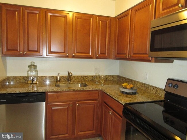 Building Photo - 2028 Walnut St