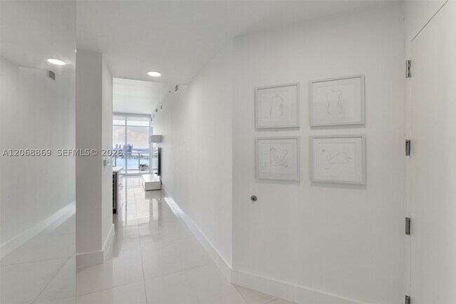 Building Photo - 2020 N Bayshore Dr