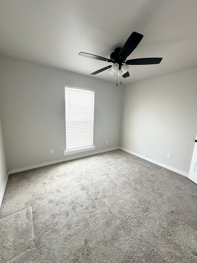 Building Photo - 3 Bed 2 Bathroom for Rent!