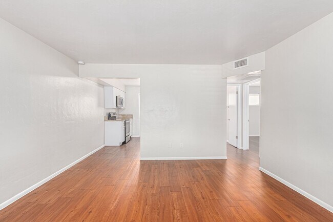 Building Photo - Renovated 2 bed | 1 bath - Central Tempe Location!