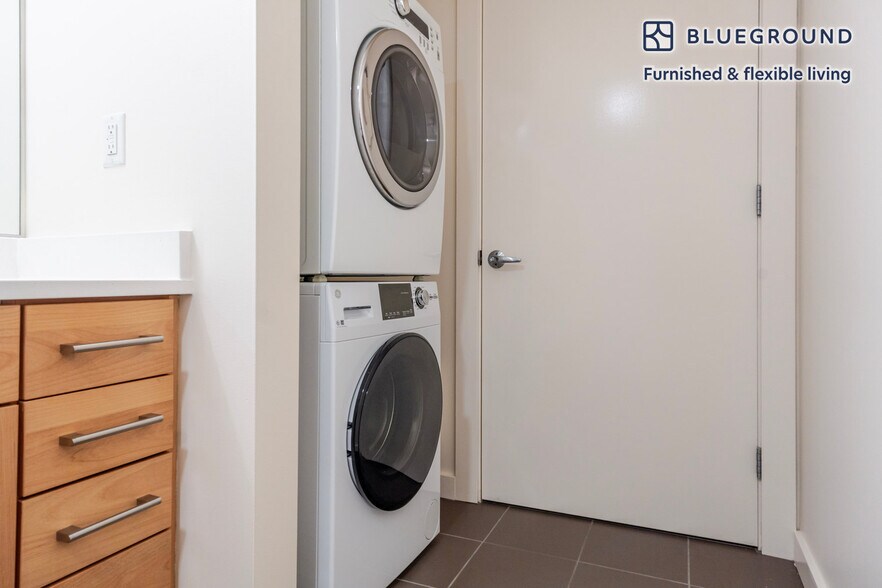 Building Photo - 521 Stadium Pl S