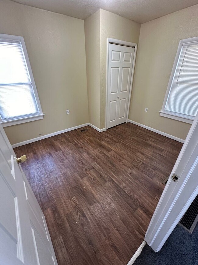 Building Photo - 2 bed 1 bath