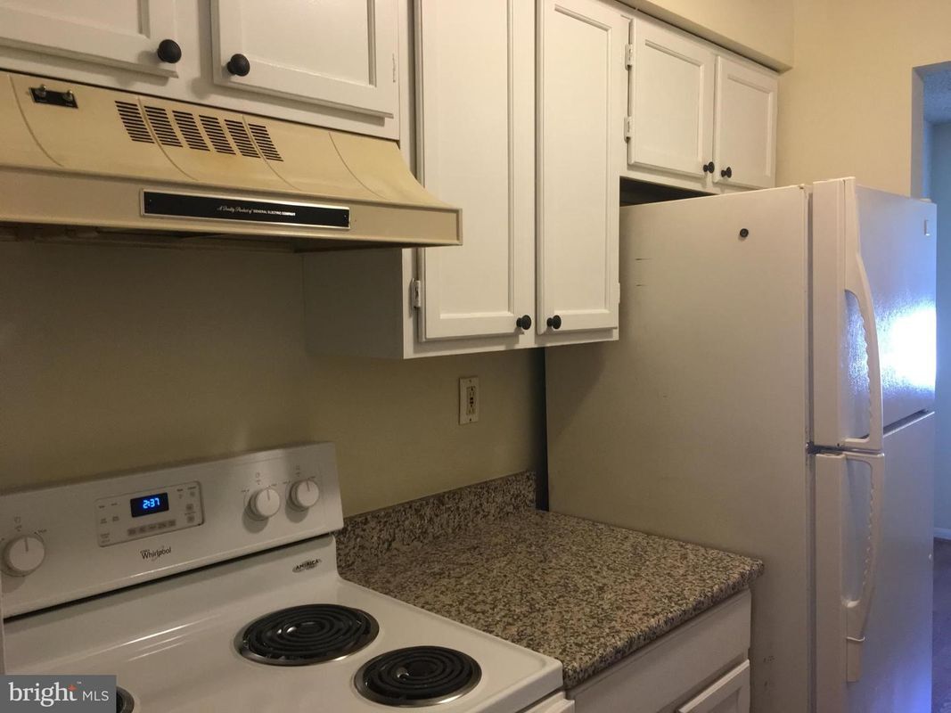 Building Photo - 2410 Pond View Dr