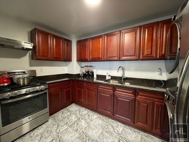 Building Photo - NEWLY RENOVATED LARGE  DUPLEX  3 BEDROOMS ...