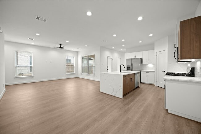 Building Photo - 2711 Sunrise Breeze Dr