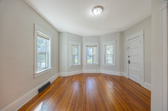 Building Photo - 182 Narragansett Blvd