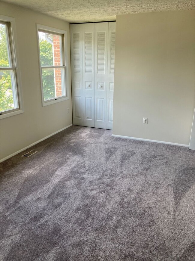 Building Photo - Farmbrook Rental