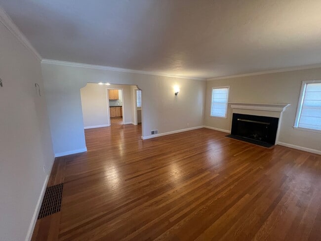 Building Photo - Beautiful 3 bed 2 bath Belmont home with amazing views. This is a must see!