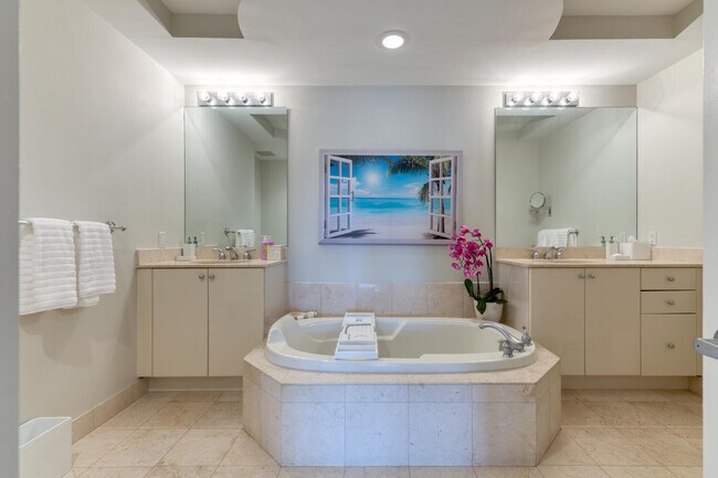 Building Photo - 801 S Olive Ave