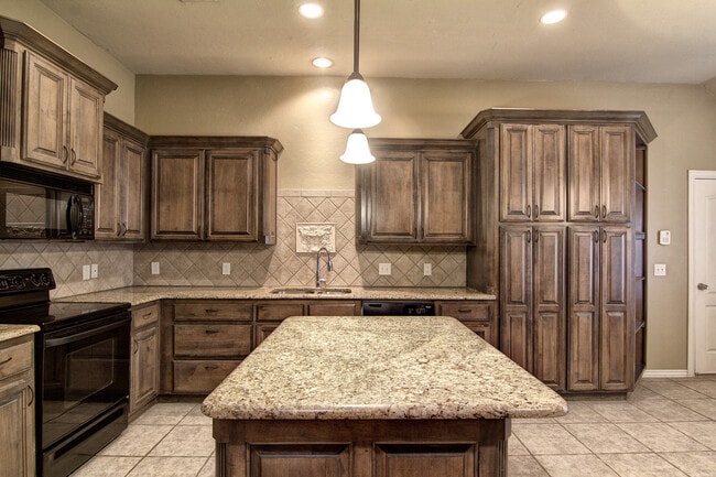 Building Photo - Spacious 3 bedroom/ Study -2264 sq ft.- Ed...